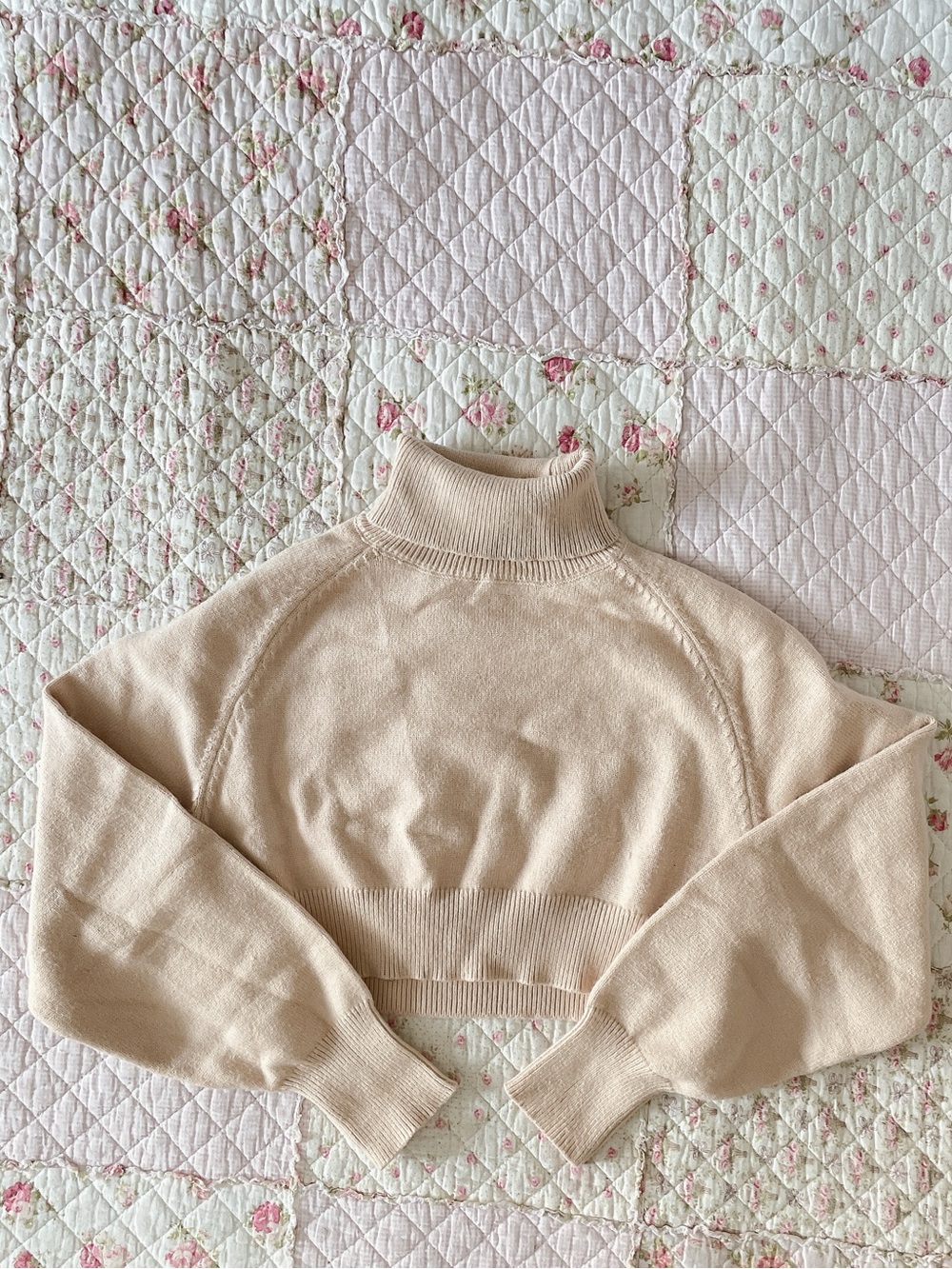 Cropped Turtleneck Sweater in Light Beige